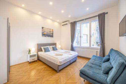 Central n' Sweet 4BEDROOM Suite w' Balcony, Budapest