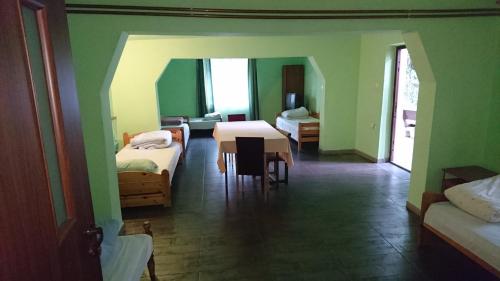 6 twin beds