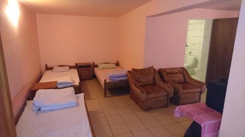 4 twin beds