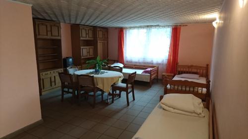 2 bedrooms, 6 beds