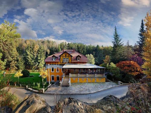 外部景觀, Villa Rotschoenberg im Tal der Freiberger Mulde in 大希爾馬