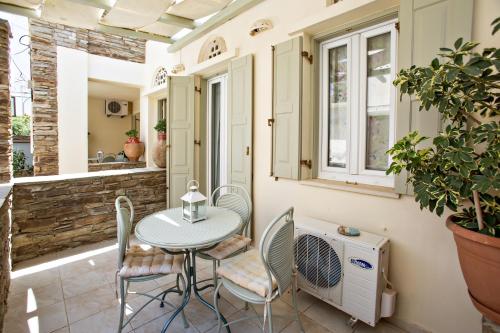 balkon/terras, Tiniotissa Studios in Tinos
