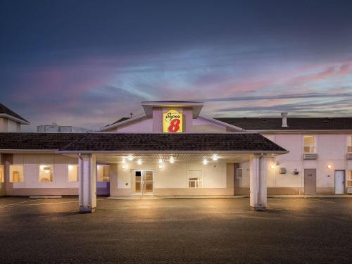 Super 8 by Wyndham Meadow Lake - 숙소 외관