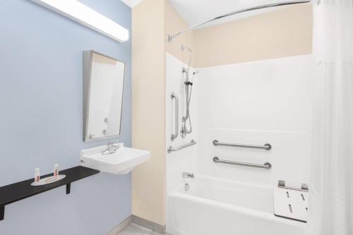 Microtel Inn & Suites by Wyndham Waynesburg in Waynesburg, USA