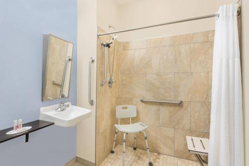 Microtel Inn & Suites by Wyndham Waynesburg - image 13