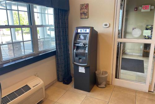 Microtel Inn & Suites by Wyndham Waynesburg - image 6