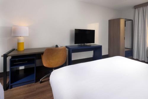 Comfort Suites Outlet Center in Asheville, USA