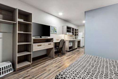 WoodSpring Suites Sumter near Shaw AFB - image 2