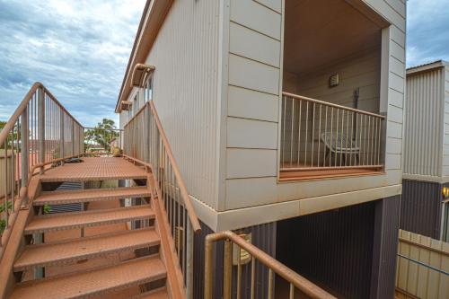 Contemporary Crib Generous 1x1 in 黑德蘭港