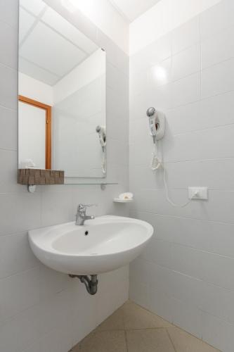 Double or Twin Room image 6