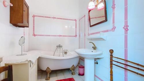 Fürdőszoba, Maison de village, Accès cascade et rivière (Maison de village, Acces cascade et riviere) in Sillans La Cascade