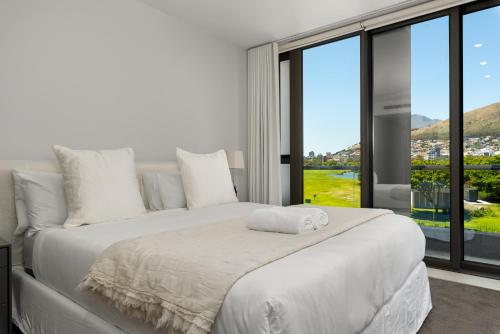 Luxury Retreat with Scenic Balcony - image 4