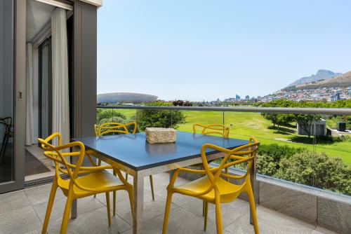 Luxury Retreat with Scenic Balcony - image 5