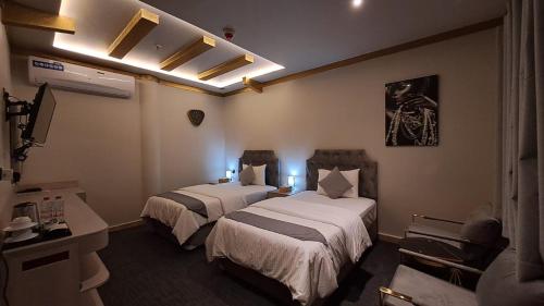 2 twin beds