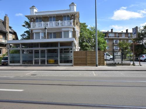 Former hotel in the centre and at 50 metres from the beach in Panne - Location saisonnière - La Panne