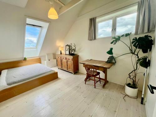 ทัศนียภาพภายนอกโรงแรม, Wooden House With Fjord Views In Hundested in ฮันเดอสเทด