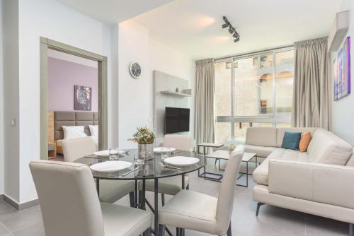 Instalaciones, Grey - Elegant Apartments in Awkar in Zouq El Kharab