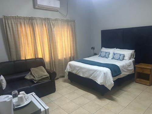 C'est Si Bon Accommodation at 53 Van Heerden Mokopane in Mokopanė