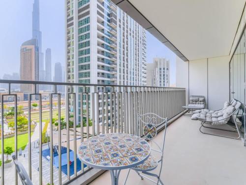 TRPS - Downtown Views II Tower 2, Downtown Dubai - 3BR plus Maids - Stylish Apartment Near Burj Khalifa & Attractions, Dubai