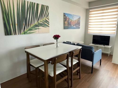 Warm Modern Condo Apartment with Pool & Balcony - East Residences Ortigas Pasig City, Manille
