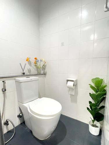 Nomad Stay Hostel with Coworking Space - 화장실