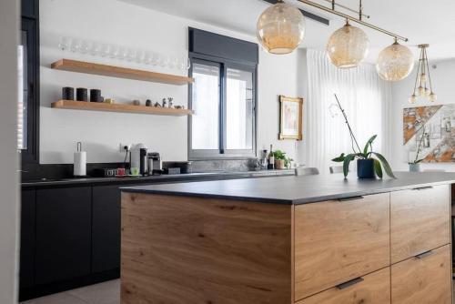Kitchen, Luxurious Central Raanana Flat with Terrace in Raanana