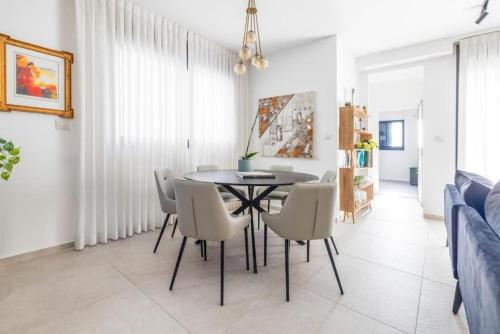 Facilities, Luxurious Central Raanana Flat with Terrace in Raanana
