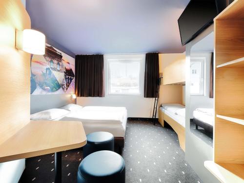 1 queen bed, 2 bunk beds