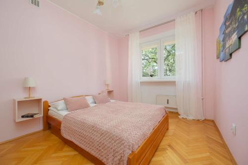 Atmospheric and Spacious Apartment in Warsaw for 3 People by Noclegi Renters