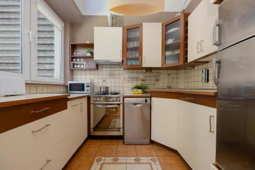 Atmospheric and Spacious Apartment in Warsaw for 3 People by Noclegi Renters