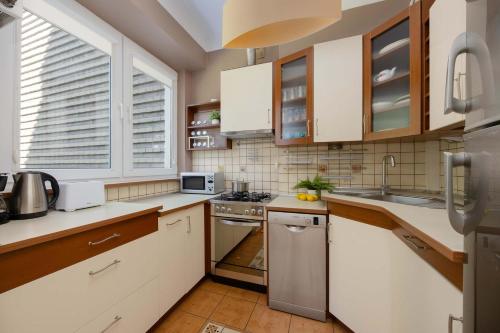 厨房, Atmospheric and Spacious Apartment in Warsaw for 3 People by Noclegi Renters in 伦贝托夫