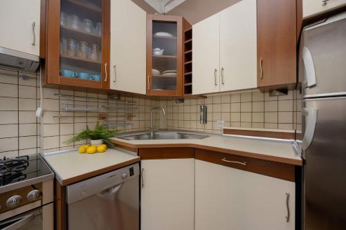 厨房, Atmospheric and Spacious Apartment in Warsaw for 3 People by Noclegi Renters in 伦贝托夫