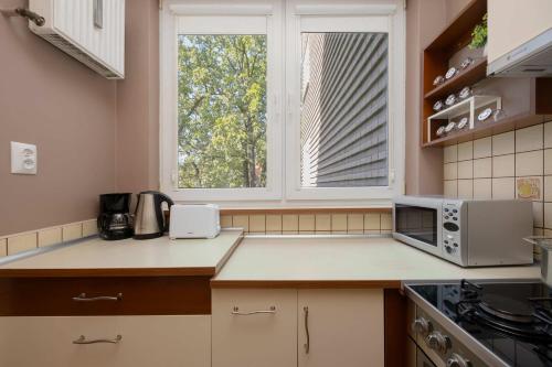 厨房, Atmospheric and Spacious Apartment in Warsaw for 3 People by Noclegi Renters in 伦贝托夫
