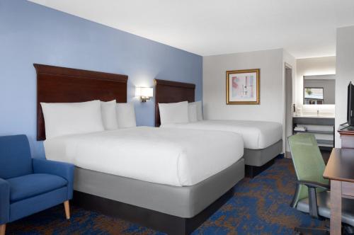 2 queen beds