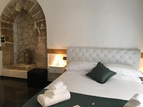 Deluxe Double Room with Balcony image 10