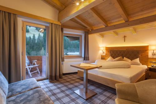 1 king bed, 2 twin beds