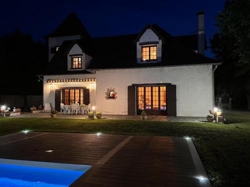 Le Poirier au Roi, Villa avec Piscine, Jacuzzi, Parc, Etang et calme in 聖伊萊爾德庫爾