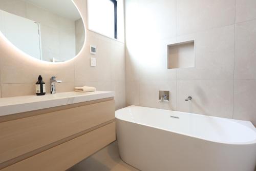 Lakewalk Retreat Luxe 3BR Home Near Lake and Beach, Auckland (photo 5)