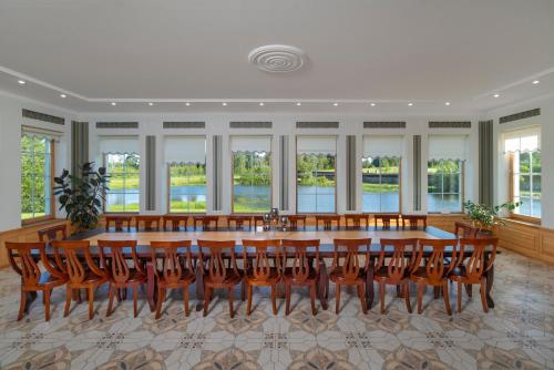 Luxury Waterfront Retreat with Panorama Room & Sauna at Sinso Talu in Rutikvere