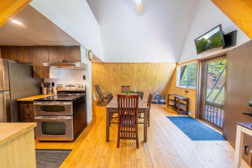 Spa & Waterfront Relaxation - Le Chalet EDGAU in Saint-Alban (QC)