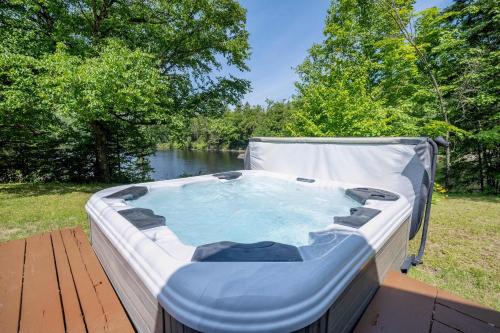 Spa & Waterfront Relaxation - Le Chalet EDGAU, Saint-Alban (fotografie 2)