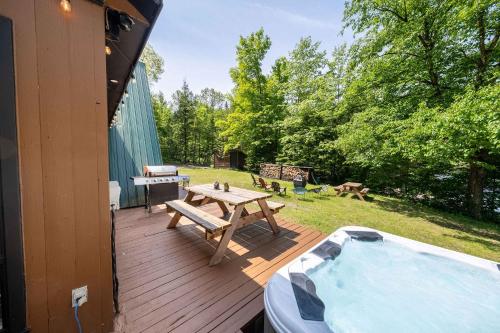 Spa & Waterfront Relaxation - Le Chalet EDGAU in Saint-Alban (QC)