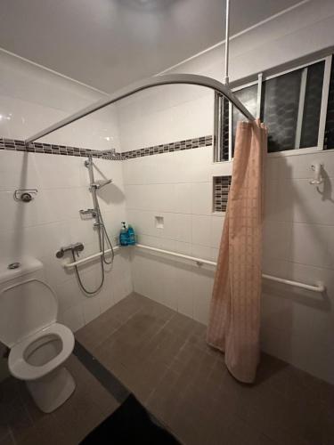 Cozy Single Room in House with Large Garden - KV5 in Hills District