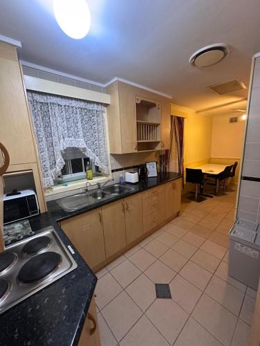 Cozy Single Room in House with Large Garden - KV5 in Hills District
