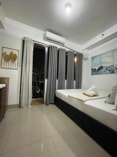 12 Minutes from Mall of Asia - Spacious Condo with Balcony & Hot Shower, Manila