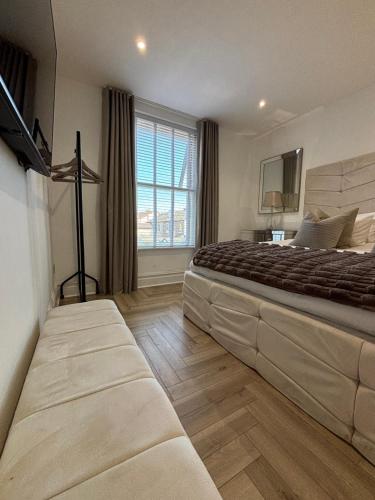 Bright 2-Bed Apartment 4 Min Walk to Crosby Beach in Crosby