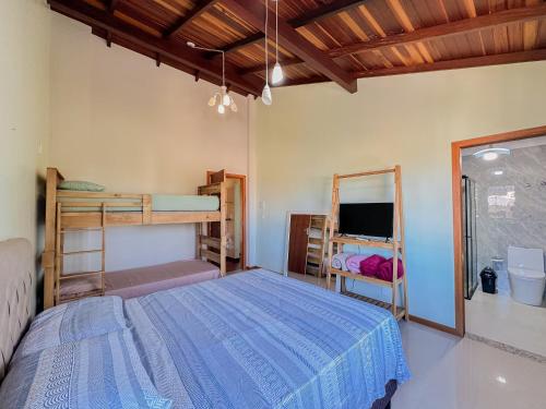 1 queen bed, 3 twin beds