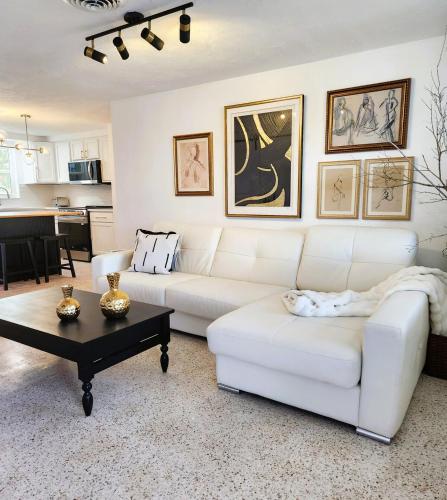 Midcentury Modern Beach Home - 8 min to the beach