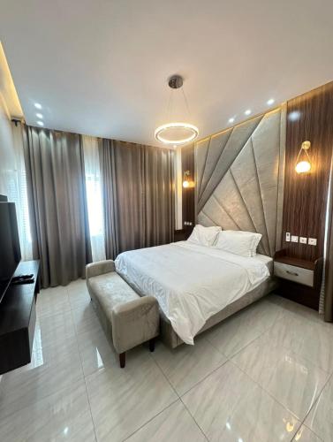 BADO Immobilier - villa élégante avec piscine