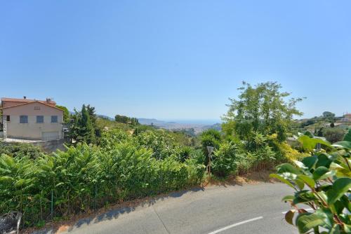 Lovely 1BR with garden, private parking & Sea View in Saint-Pancrace